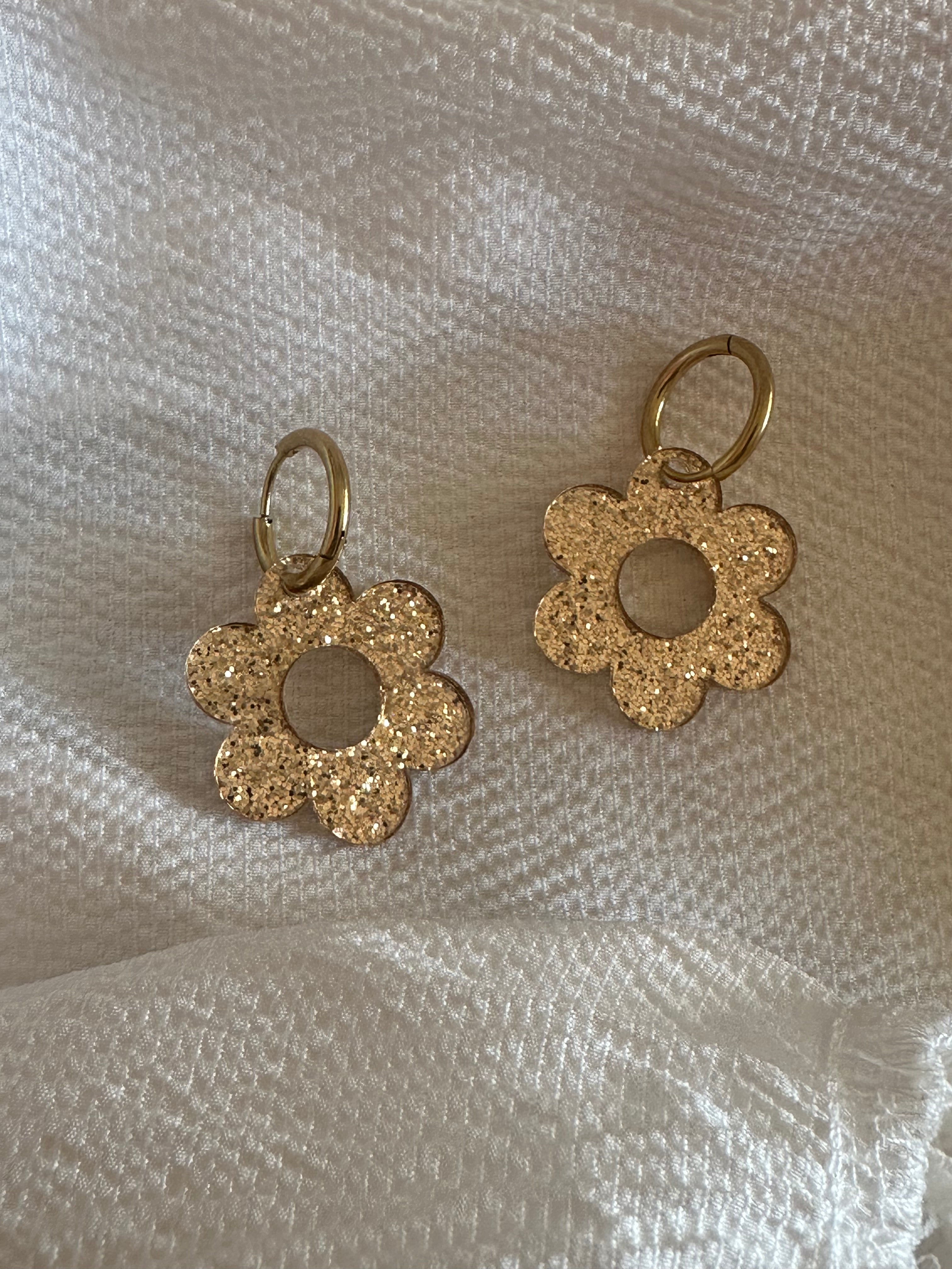 Boucles d’oreilles, fleurs, dorées